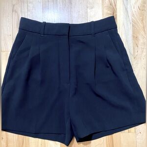 ARITZIA WILFRED EFFORTLESS SHORT SIZE 6 IN BLACK